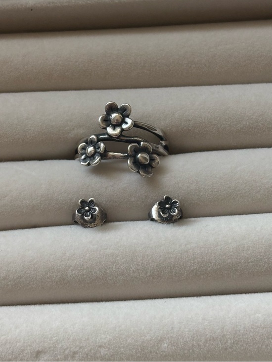 James Avery Jewelry - RARE RETIRED James Avery Sterling Silver Floral Matching Ring & Earring Set